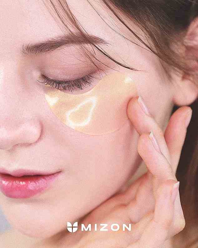 Die Anwendung von MIZON Under Eye Collagen Patches ist einfach: Drücken Sie sie einfach auf die Haut unter Ihren Augen, lassen Sie sie bis zu 20 Minuten einwirken, entfernen Sie sie dann und massieren Sie alle Produktreste in Ihre Haut ein.