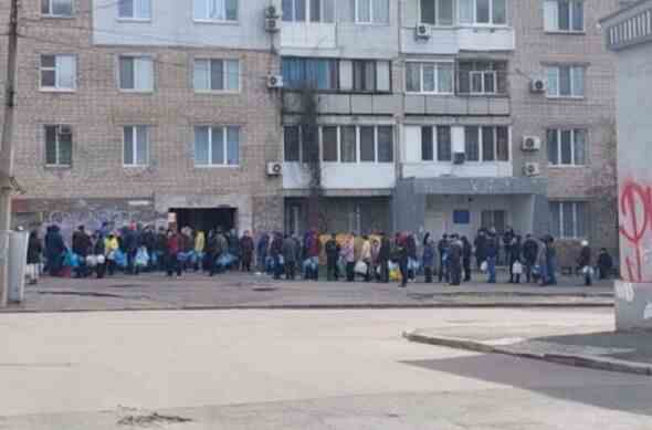 Menschen in einer Warteschlange für Trinkwasser in Mykolajiw