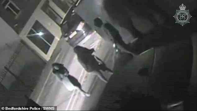 CCTV spielte vor der Jury am Krongericht von Luton und zeigte, dass die Frauen, die zugaben, andere Männer auf ähnliche Weise angegriffen zu haben, die Wohnung verließen, gefolgt von den beiden Männern 19 Sekunden später