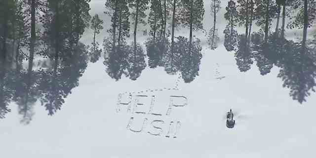 Ein Einwohner Kaliforniens schrieb "Hilf uns!!" im Schnee Freitag, 3. März 2023, in Crestline.