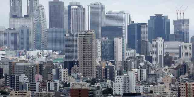 Geschäfts- und Wohngebäude sind in Tokio, Japan, abgebildet.