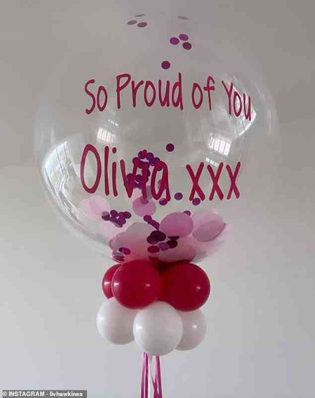 So süß: Als Liv nach Brighton zurückkehrte, kam ein rosa-weißer Ballon ihrer Familie mit der süßen Botschaft „So stolz auf dich“ darauf nach Hause