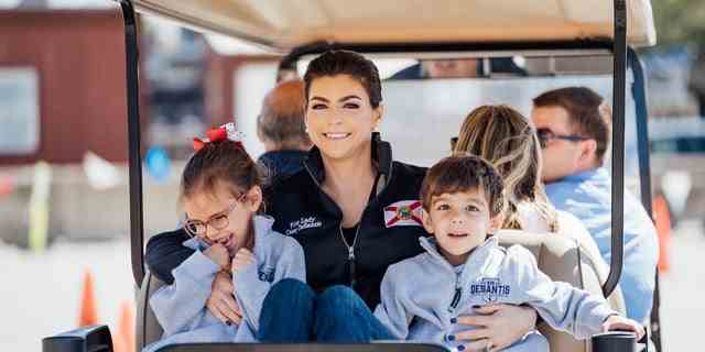 Casey DeSantis (C) und ihre beiden Kinder Madison und Mason bei der Houston Livestock Show and Rodeo am Freitag, den 3. März 2023.
