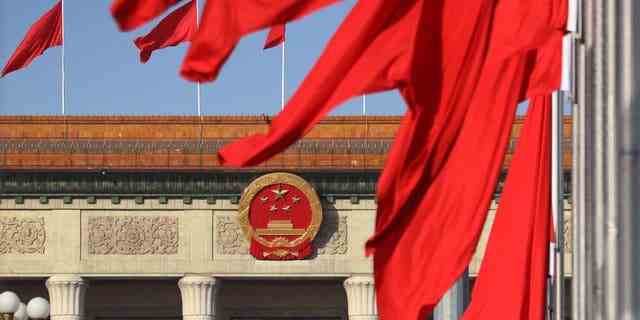 Chinesische Nationalflaggen flattern auf dem Platz des Himmlischen Friedens vor den jährlichen zwei Sitzungen am 3. März 2023 in Peking. 