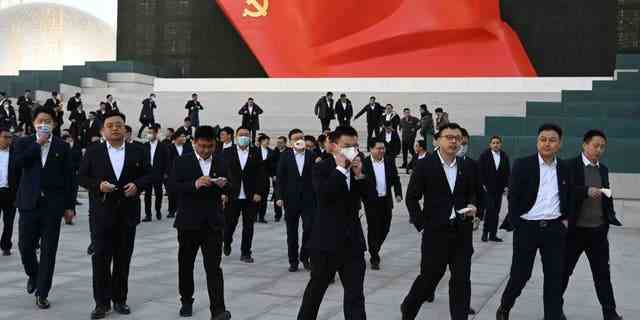 Menschen besuchen am 3. März 2023 vor der Eröffnung der jährlichen Sitzung des Nationalen Volkskongresses am 5. März das Museum der Kommunistischen Partei Chinas in Peking. 