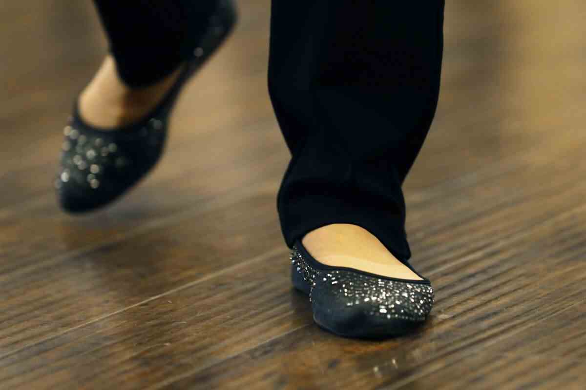 Ein Blick auf zwei Füße in schwarz geblendeten Ballerinas