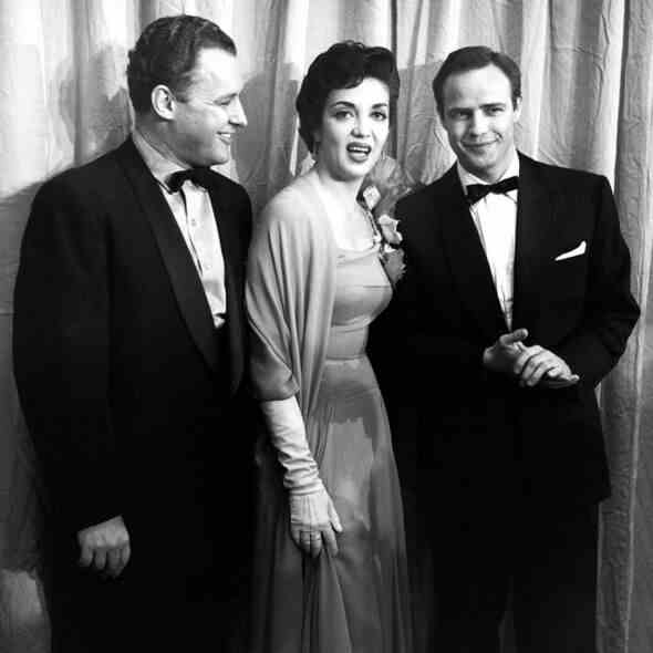 Rod Steiger Katy Jurado und Marlon Brando bei der Oscar-Verleihung am 30. März 1955