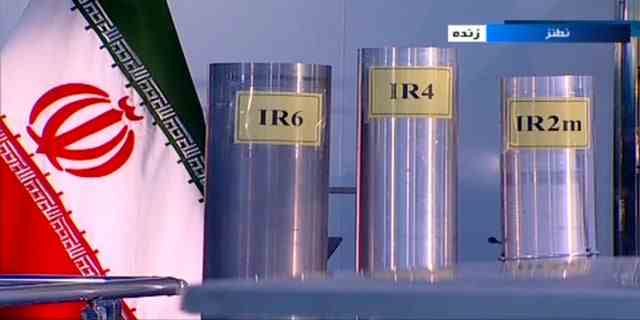 Drei Versionen von im Inland gebauten Zentrifugen werden am 6. Juni 2018 in einer Live-TV-Sendung aus Natanz, einer iranischen Urananreicherungsanlage, im Iran gezeigt. (IRIB via AP, File)