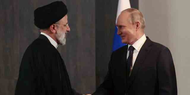 Der russische Präsident Wladimir Putin schüttelt dem iranischen Präsidenten Ebrahim Raisi bei einem Treffen in Samarkand, Usbekistan, am 15. September 2022 die Hand.