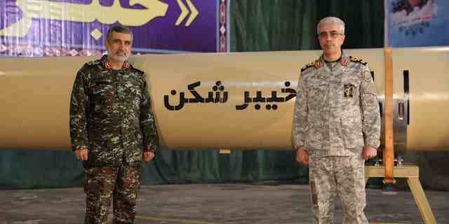 Der Stabschef der iranischen Streitkräfte, Mohammad Bagheri, und der Befehlshaber der Luft- und Raumfahrtstreitkräfte der IRGC, Amir Ali Hajizadeh, während der Enthüllung "Kheibarshekan" Rakete im Iran, 9. Februar 2022.