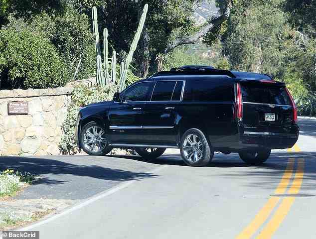 Tyler Perrys Auto biegt in Santa Barbara auf eine Privatstraße ab, wo er vorbeischaute, um Meghan und Harry zu besuchen