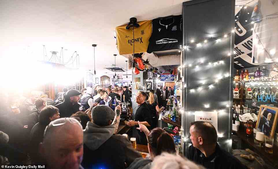 Fans versammeln sich im Blue Boar Pub und genießen einen Drink Stunden vor dem Anpfiff, nicht mehr als 400 Meter vom Stadion entfernt