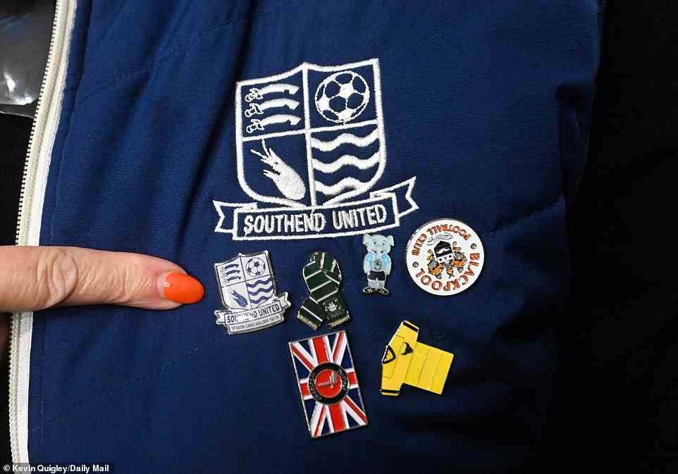 Ein Fan des Blue Boar zeigt leidenschaftlich auf sein Abzeichen von Southend United als Symbol seiner Unterstützung für den Nicht-Liga-Klub