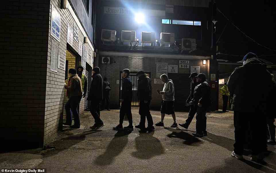 Eine Gruppe von Southend-Anhängern stellt sich vor dem National League-Duell ihres Vereins gegen Barnet vor dem Stadion an