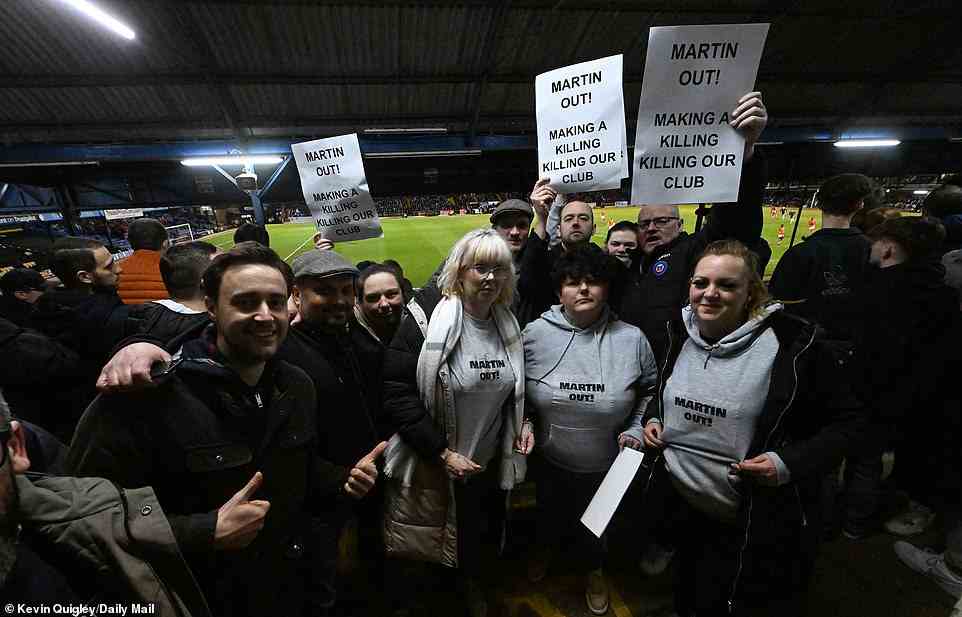 Mehrere Fans nutzten die Gelegenheit, um gegen das Missmanagement in Southend zu protestieren und forderten Besitzer Martin auf, den Club zu verlassen