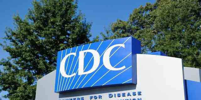 Die CDC sagt, dass Menschen, die mit Masern infiziert sind, vier Tage vor dem verräterischen Ausschlag der Masern ansteckend sind.