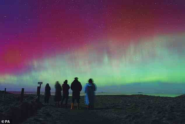 Ein Foto, das über den Hebriden in Schottland aufgenommen wurde, zeigte, wie der Himmel in einer Vielzahl von Farben gemalt wurde, als das Nordlicht am Sonntagabend nach Großbritannien kam