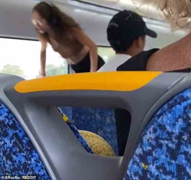 „Like a G6, like a G6“, ruft die Frau den direkt hinter ihr sitzenden Passagieren zu