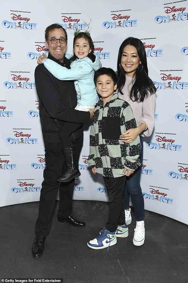 Familie: Crystal ist seit 2007 mit dem Regisseur von The Lion King, Minkoff, verheiratet. Das Paar teilt sich den Sohn Max, 10, und die Tochter Zoe, acht (Bild Dezember 2022).