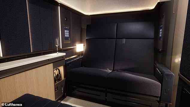 Die First Class Suite Plus (oben) im Allegris besteht aus raumhohen Wänden, einer vollständig verschließbaren Tür und zwei nebeneinander stehenden, einen Meter breiten Sitzen, die sich in ein Doppelbett verwandeln lassen