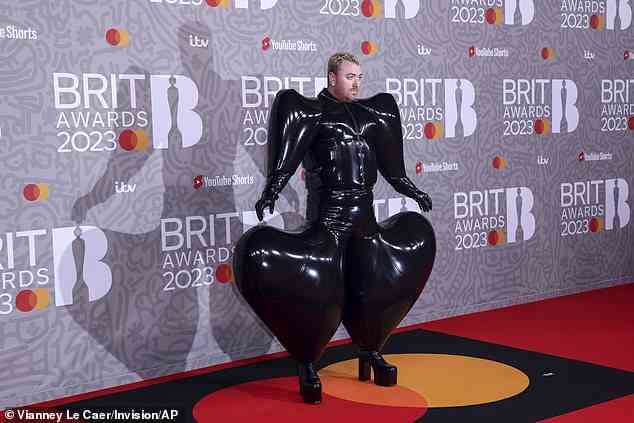 Sam Smith posiert für Fotografen bei seiner Ankunft bei den Brit Awards 2023 in London in einem sehr einzigartigen Outfit