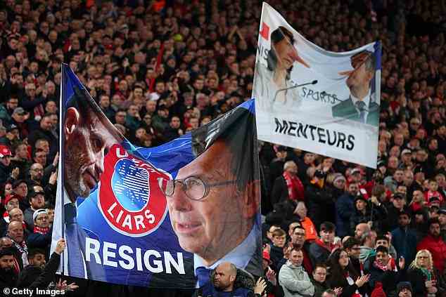 Anhänger forderten wichtige UEFA-Funktionäre zum Rücktritt auf und beschuldigten die französischen Minister, Lügner zu sein