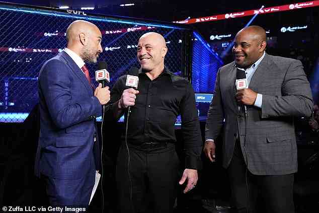 Die UFC-Berichterstattung von ESPN wird von Jon Anik (links), Joe Rogan (Mitte) und Cormier moderiert