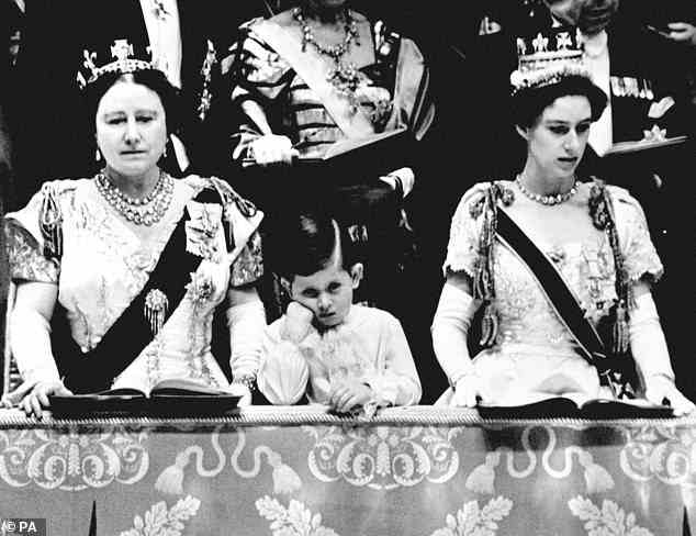Die Königinmutter starb im Jahr 2002. In einer kürzlich erschienenen Dokumentation behaupteten königliche Experten, dass der König als kleiner Junge „näher an der Königinmutter“ gewesen sei.  Charles zwischen der Königinmutter und Prinzessin Margaret abgebildet