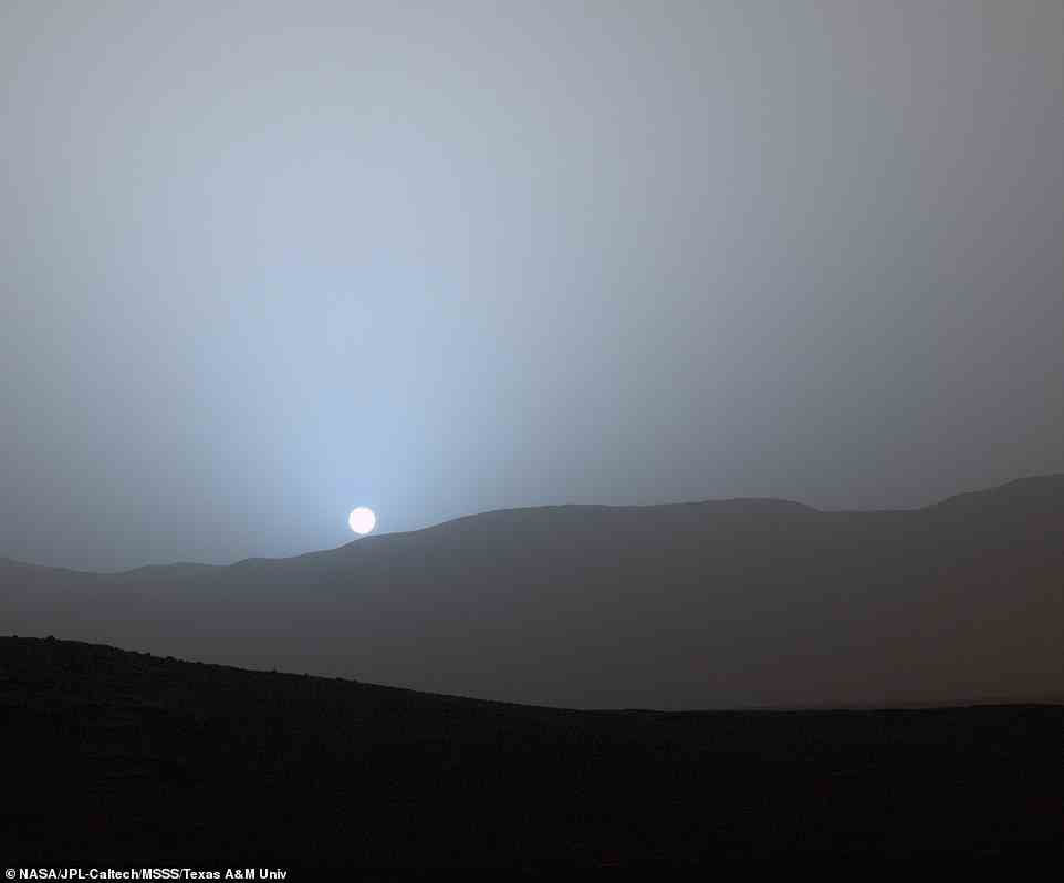 Im Jahr 2015 zeichnete Curiosity eine Reihe von Ansichten des Sonnenuntergangs am Ende seines 956. Marstages oder Sol auf (im Bild).