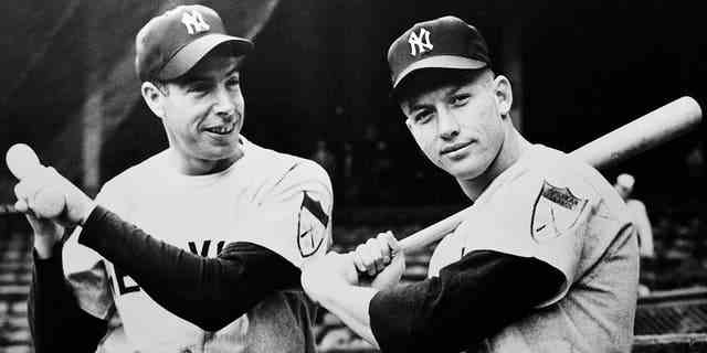 Die Schläger der New York Yankees, Joe DiMaggio und Mickey Mantle, posieren 1951 mit ihren Kiefernfledermäusen für die Kamera. 