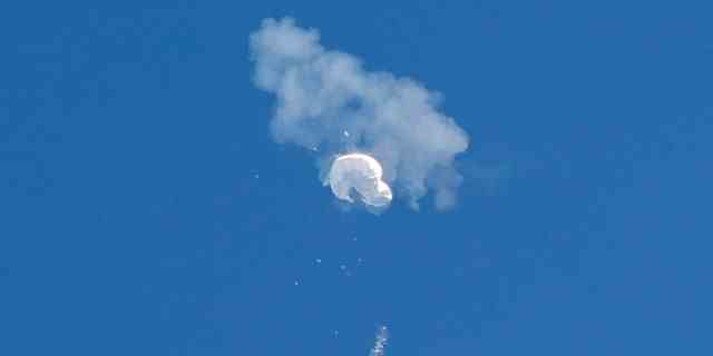 Der mutmaßliche chinesische Spionageballon treibt zum Ozean, nachdem er am 4. Februar 2023 vor der Küste in Surfside Beach, South Carolina, abgeschossen wurde.
