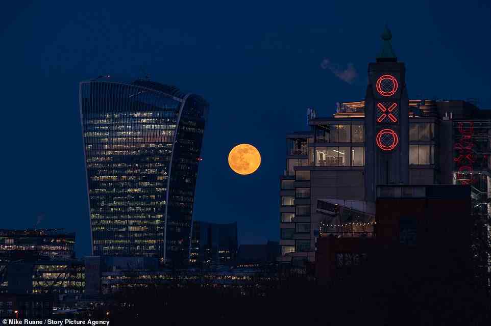 Großartige Aufnahme: Skywatchers hat erstaunliche Bilder des Mondes über London (im Bild), Manchester und Essex in Großbritannien aufgenommen