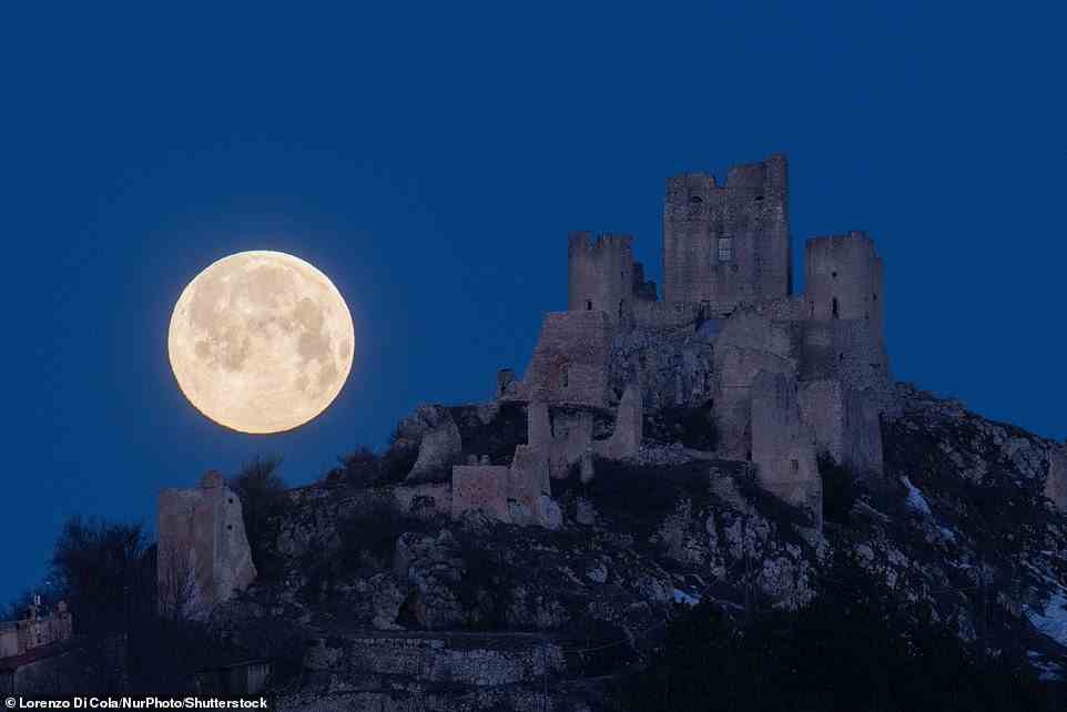 Der Mond wurde hier eingefangen, als er hinter der Burg Rocca Calascio in Italien unterging.  Es war der letzte Vollmond des Winters, dem der Wolfsmond und der Schneemond vorangegangen waren.  Nächsten Monat können Astronomiefans Ausschau nach dem Vollmond in Pink halten