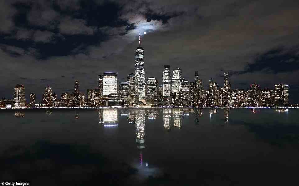 Auch der diesjährige Vollmond des Wurms war kein „Supermond“, aber er stand immer noch hell am Nachthimmel über Manhattan in New York City