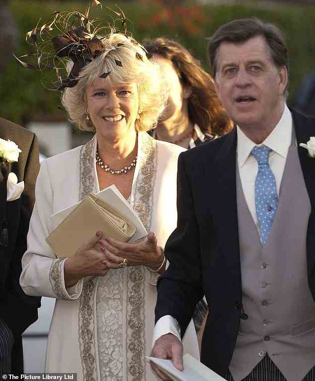 Die Queen Consort pflegt seit über fünf Jahrzehnten eine enge Beziehung zu ihrem Schwager, dem Paar, das bei der Hochzeit von Camillas Nichte Alice Elliot abgebildet ist