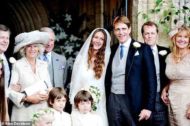 Glücklichere Zeiten: Camilla lächelt neben ihrem verstorbenen Schwager bei der Hochzeit von Ben Elliot und Mary-Clare Winwood in London