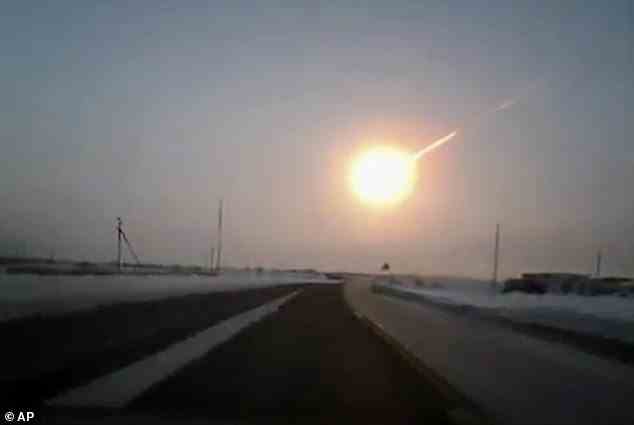 Die letzte bedeutende Auswirkung war am 15. Februar 2013, bekannt als Tscheljabinsk.  Abgebildet ist der Moment, in dem der 60-Fuß-Meteor durch den Himmel über Russland streifte