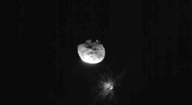 Die NASA bestätigte, dass sie erfolgreich einen Asteroiden im Weltraum abgelenkt hat.  Abgebildet ist der Moment, in dem das Fahrzeug in der DART-Mission der NASA in den Asteroiden einschlug