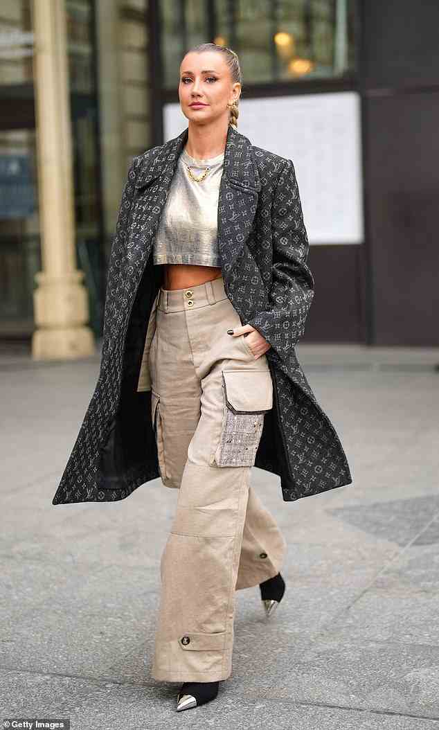 Die Hose mit weitem Bein von Louis Vuitton wurde bei mehreren Besuchern der Show des Luxusmodehauses während der Pariser Modewoche gesichtet