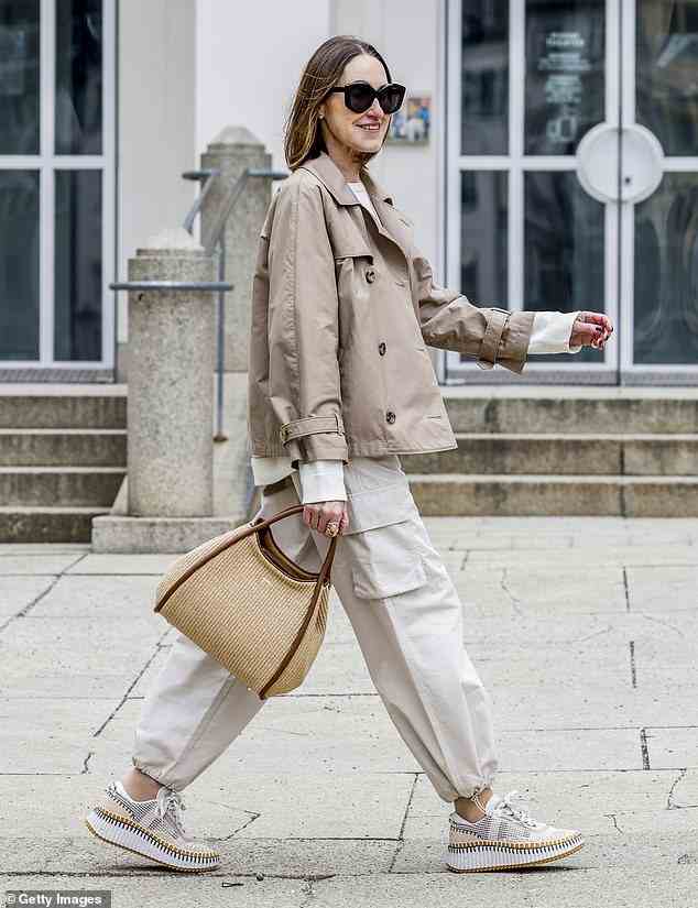 In Deutschland wurde die Influencerin Annette Weber dabei gesehen, wie sie beige Cargohosen von Second Female für ein Streetstyle-Fotoshooting modelte
