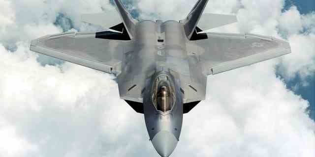 Ein F-22 Raptor fliegt in diesem undatierten Bild von Lockheed Martin.