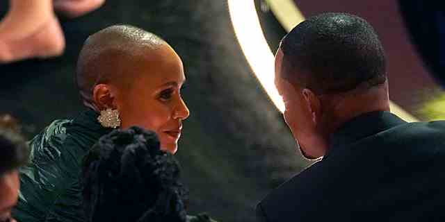 Jada Pinkett Smith hat zuvor über Probleme mit Alopezie gesprochen, einer Autoimmunerkrankung, die das Haarwachstum beeinträchtigt.