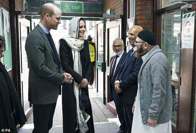 Im Zentrum in London angekommen, wurden Kate und William von Iman Sufyan Iqbal begrüßt, bevor sie sich mit anderen Gläubigen trafen