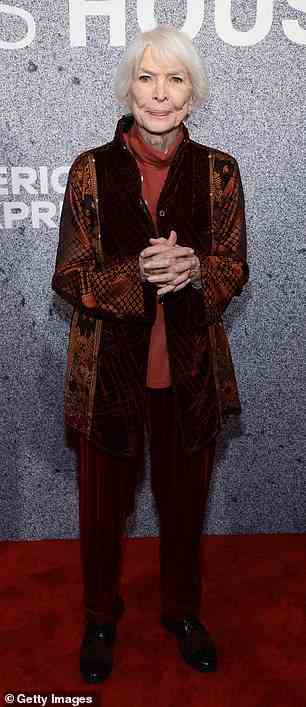 Schicker Look: Ellen Burstyn, 90, trug einen ziegelroten Rollkragenpullover zu einer bordeauxroten Samthose