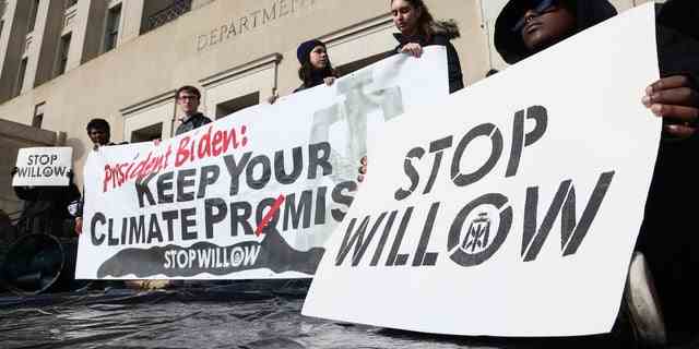Klimaaktivisten veranstalten am 17. November im Hauptquartier des Innenministeriums in Washington, DC, eine Demonstration, um Präsident Biden zu drängen, das Willow-Projekt abzulehnen