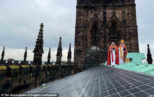 Sonnenkollektoren an der Kathedrale von Chester erhielten einen gemeinsamen Segen von Dr. Stratford und dem Bischof von Chester, Mark Tanner, als sie Teil der Kathedrale wurden