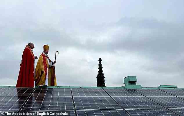 Die Sonnenkollektoren an der Kathedrale von Chester (im Bild während der Segnung) liefern bis zu 25 Prozent ihrer Energie und haben auch ihre Energiekosten gesenkt