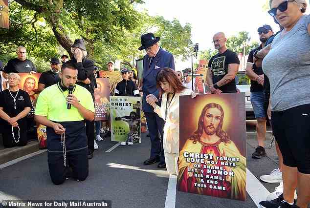 Christliche Gruppen hielten sich an den Händen und beteten, während sie während des Protests Bilder von Jesus hochhielten