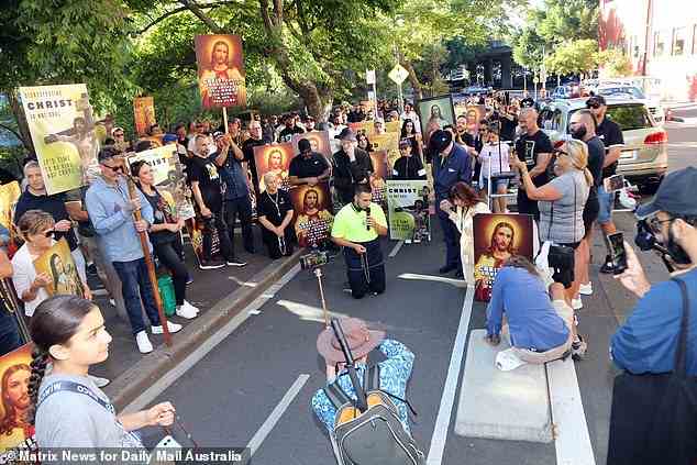 Die Teilnehmer hielten sich während des Protests an den Händen und beteten – darunter der Abgeordnete des NSW-Oberhauses Fred Nile (mit Hut stehend) vor seinem dramatischen Zusammenbruch