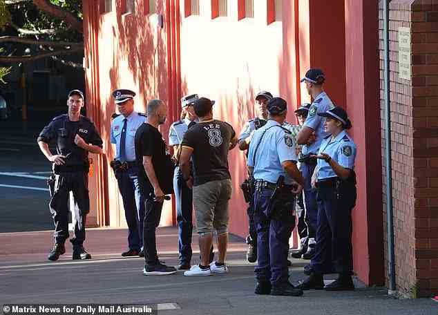 Bei dem Protest vor den Studios von Channel 10 in Sydney war eine große Polizeipräsenz von NSW zu sehen